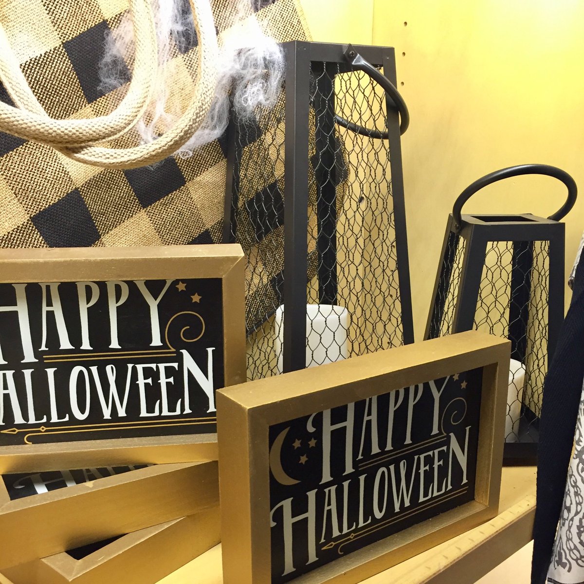 kneaders's tweet image. Love holiday &amp;amp; home decor? There's a BIG giveaway happening on @kneaders Instagram &amp;amp; Facebook! #giveaway #EntertoWin #Kneaders