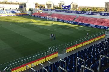 AdriaAlbets's tweet photo. Competición abre expediente al Reus por desplegar una 'senyera'. 15 días atrás, el Huesca les recibió así. Y no encuentro el expediente. https://t.co/kuL44mM2GE