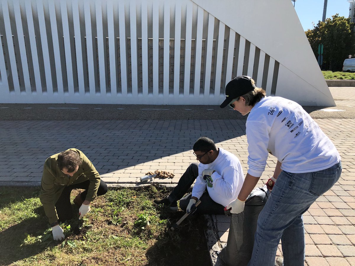 SI_Tourism's tweet photo. Working hard on the #daffodilproject ! Here’s @nycgo @nycgo_press loosening the soil for planting! #gardening #bestfridayyet https://t.co/GXoWbPmQ7F