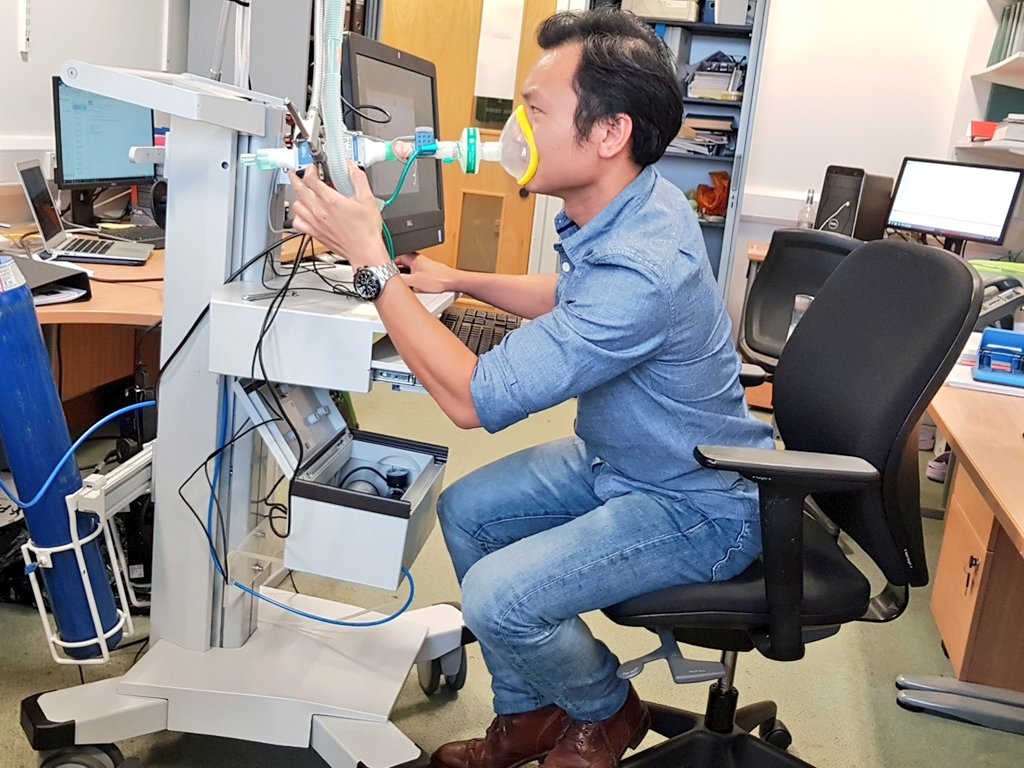 Ox_RespBioEng's tweet photo. Recruited first pt to ICU trial of new CO monitor #InspiWave today! Some pre-tests in the office beforehand... #UniofOxford #ICU https://t.co/sJ5U1CyGIk
