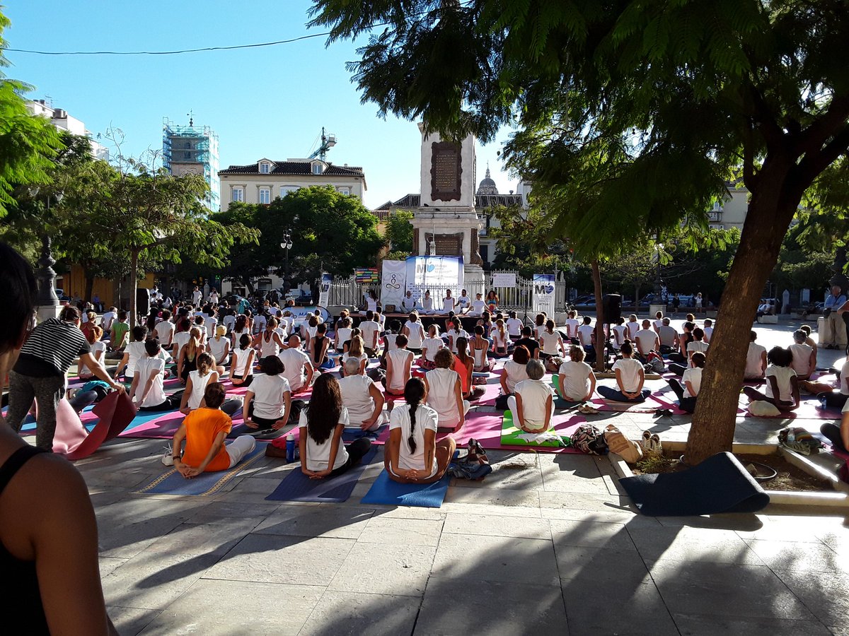 YogaMalaga's tweet photo. Ahora Yoga en la Plaza @BarrioPicasso #MLGCTQ https://t.co/1wp537c8mg