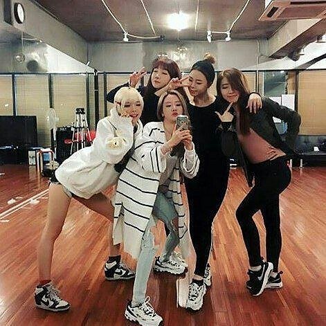 GENIEUPDATES's tweet photo. [#1yearwithBULLDOK] it's been a year since bulldok debuted, bringing everyone an immense happiness! we miss you, we love you 💜. https://t.co/CRUHygg80C