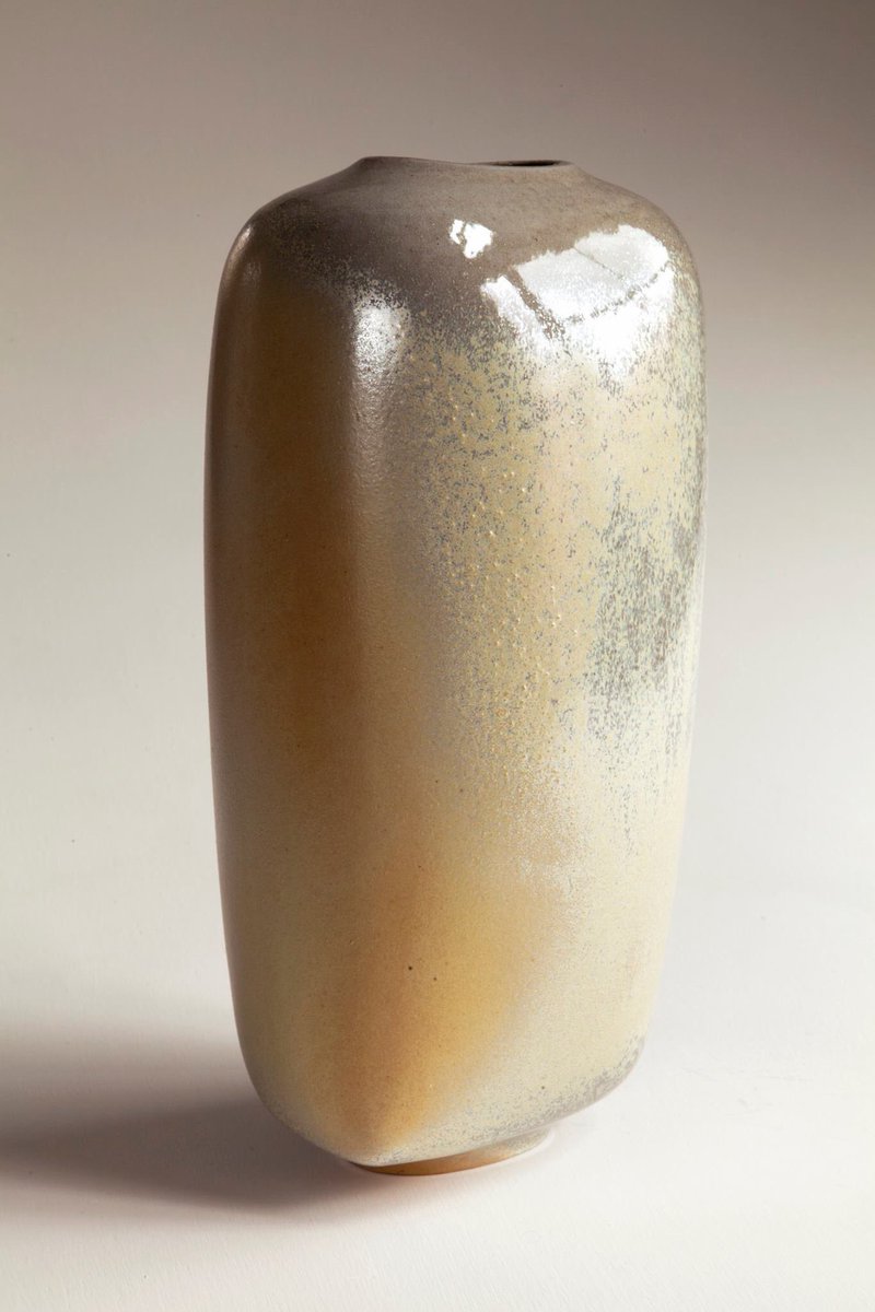 Ruth King demo at  #OxfordCeramicsFair Saturday 28 October.  "How to fold a bowl from a single slab of clay"
#ceramics #pottery