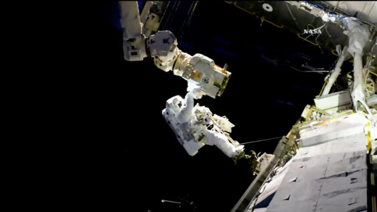stcauderan's tweet photo. #eva46 #iss @Space_Station https://t.co/A26YJAPvvQ