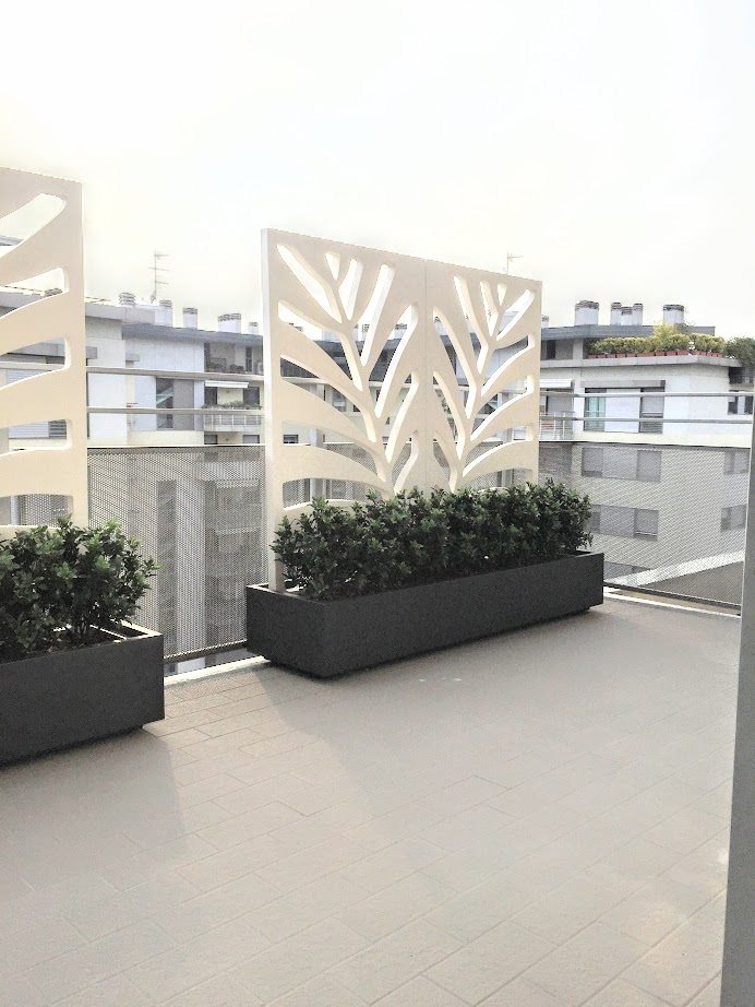 SerralungaItaly's tweet photo. Serralunga decorates a terrace in #Milan with the versatile #divisory #panel #kentia design by Lineeverdi. Shop at: https://t.co/yiRmuxRsdU https://t.co/4nVjAXZOP5