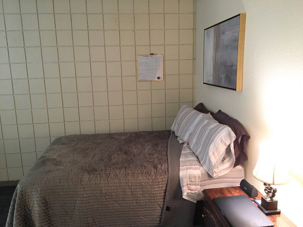 SlipperyRockApt's tweet photo. Look at this stylish apartment! Who says a college apartment can't feel like home? #pineglenn @srustudents @sru https://t.co/ndS14QOlr7