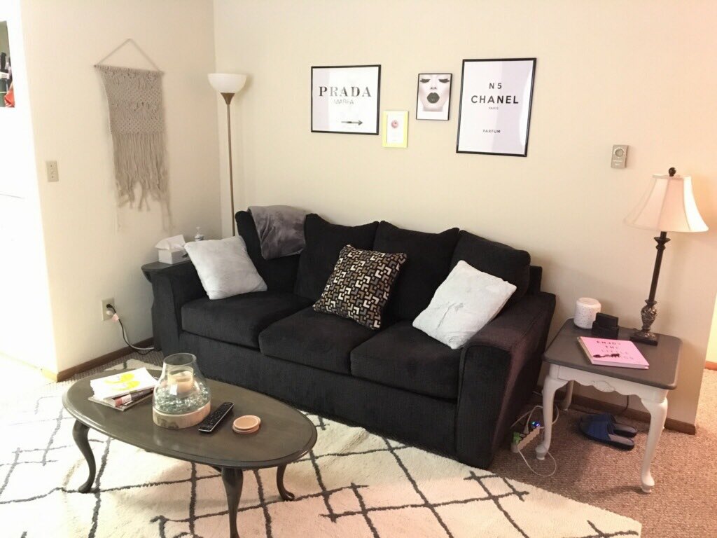 SlipperyRockApt's tweet photo. Look at this stylish apartment! Who says a college apartment can't feel like home? #pineglenn @srustudents @sru https://t.co/ndS14QOlr7