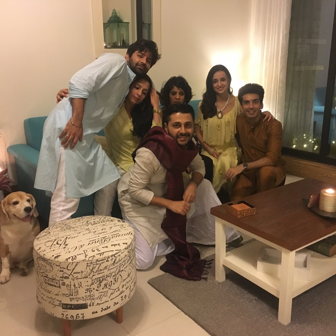 Bhoomi_Kacha27's tweet photo. New pics of #SanayaIrani with @itsmohitsehgal, @BarunSobtiSays, @Pashmean, @sakshi0801 and @mrhegde via Mohit's Instagram. 
#HappyDiwali https://t.co/61oFKUcT8p