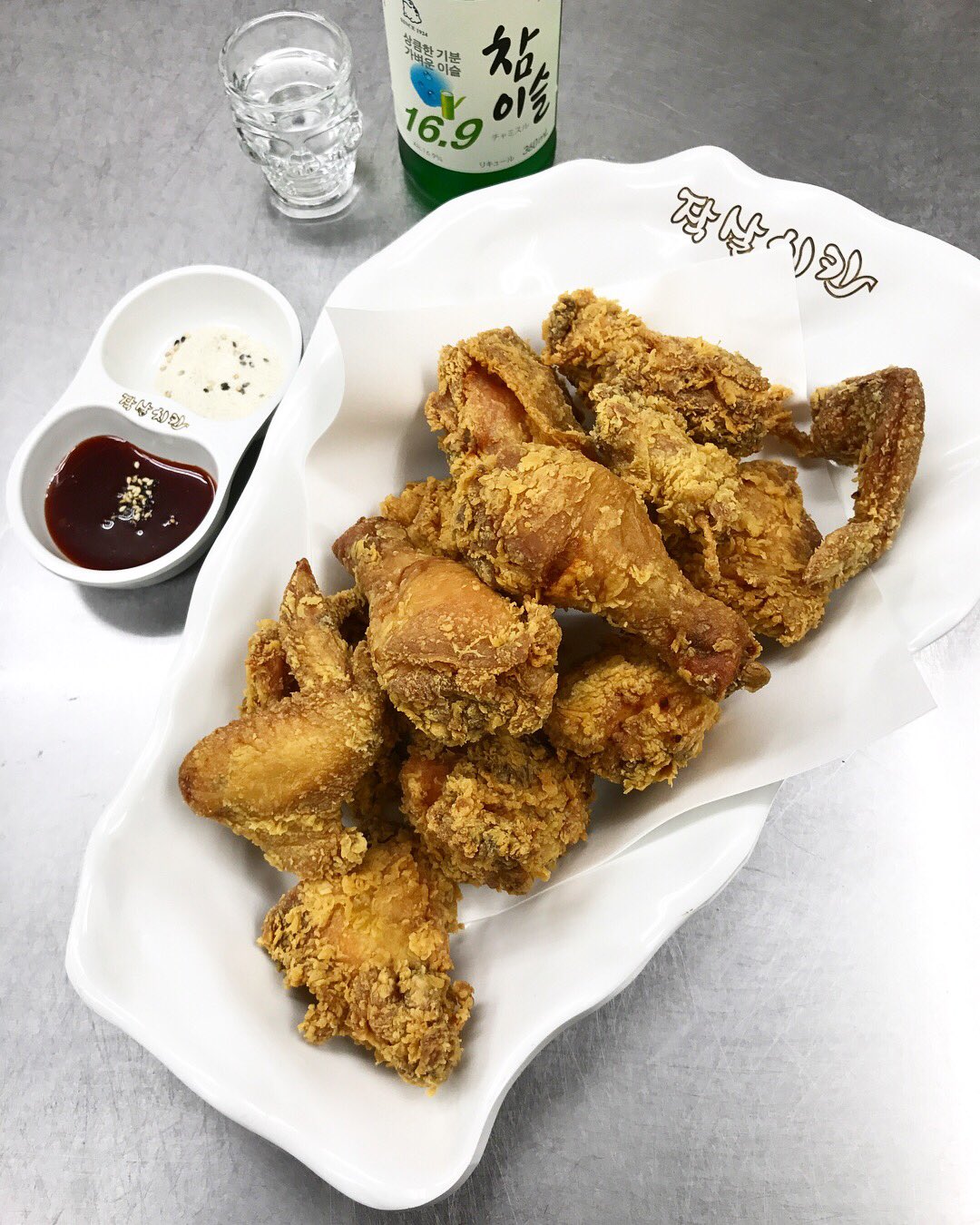 チャクサルチキン 韓国チキンを食べる時 片方が韓国人の場合で これから付き合いたい人 と もしくは付き合いたてのカップルで食べる時 よかれと思って手羽先をあげると浮気されます 手羽先は飛んでいく 浮気するというジンクスがありますㅋㅋ