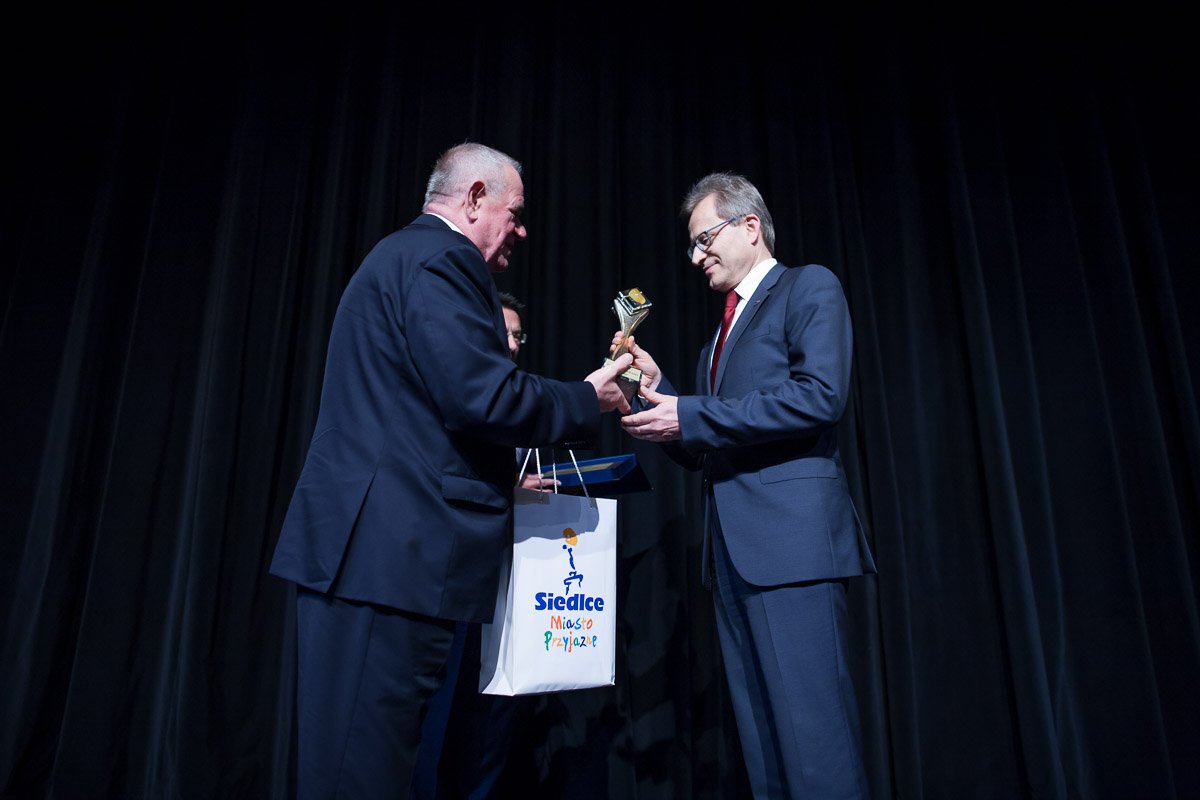 Grupa_Azoty's tweet photo. Prezes Wardacki laureatem #nagroda Bursztyn #PolskaGospodarka 2017 za konsekwentne i skuteczne budowanie wizerunku #polskachemia. #osg2017 https://t.co/kVaxGSEqnk