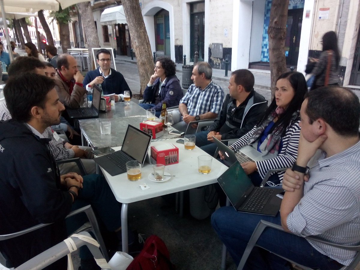 snolaresearch's tweet photo. @snolaresearch meets after #learninganalytics track at #TEEM2017. Congrats @ahernandez0 @m_conde for the good work. https://t.co/68DelHgC8Q