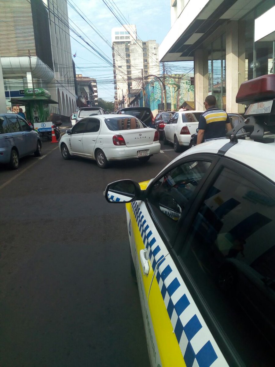 asu_transito's tweet photo. Despeje de la calle Yegros tras denuncia @DanyCerrista @AsuncionMuni @Ferreiromario1 https://t.co/gT7ambumty