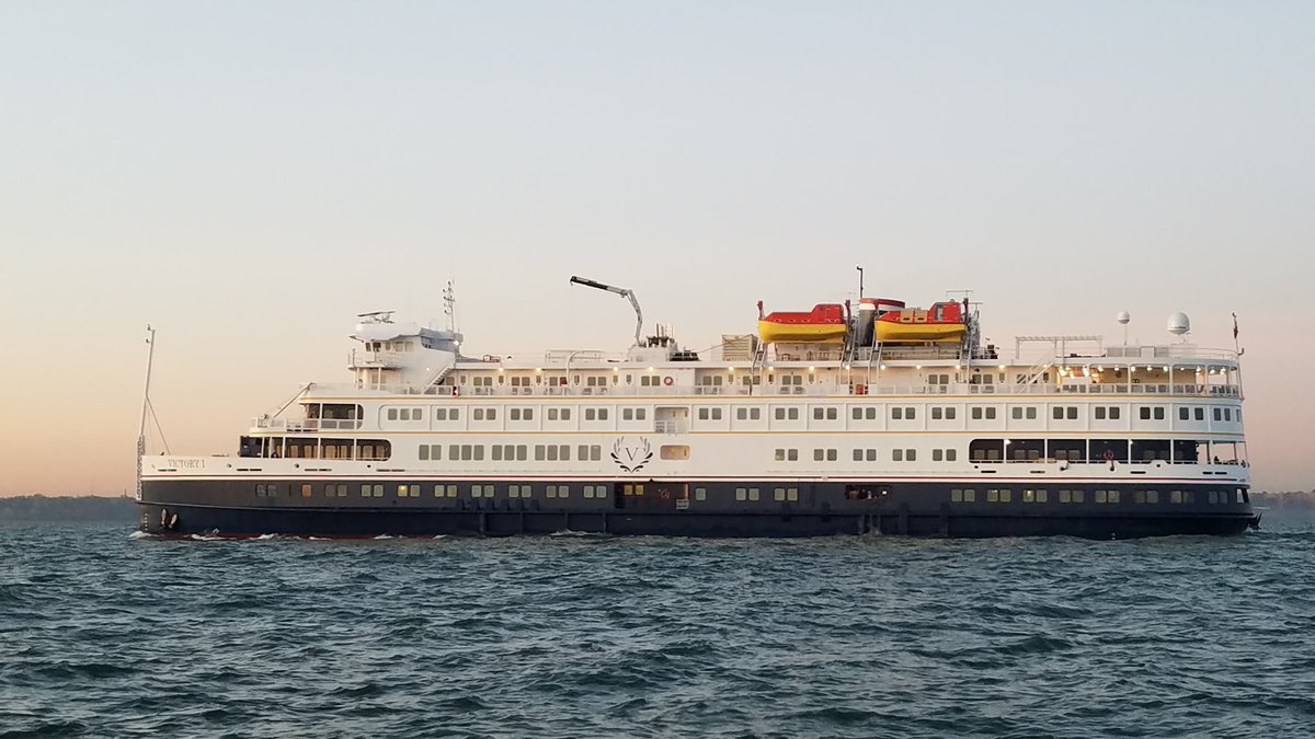 EddieGreatLakes's tweet photo. Watch out #Cleveland the #Victory1 cruise ship is headed in to port. https://t.co/hOk7W30mIy