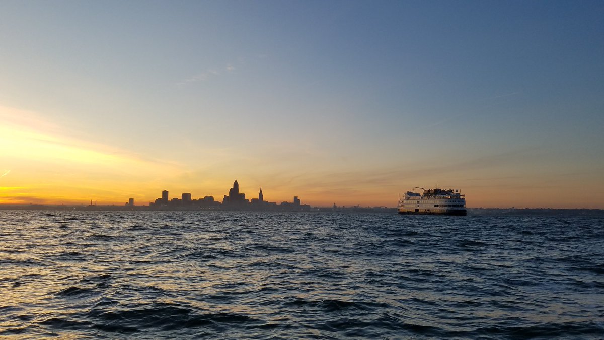 EddieGreatLakes's tweet photo. Watch out #Cleveland the #Victory1 cruise ship is headed in to port. https://t.co/hOk7W30mIy