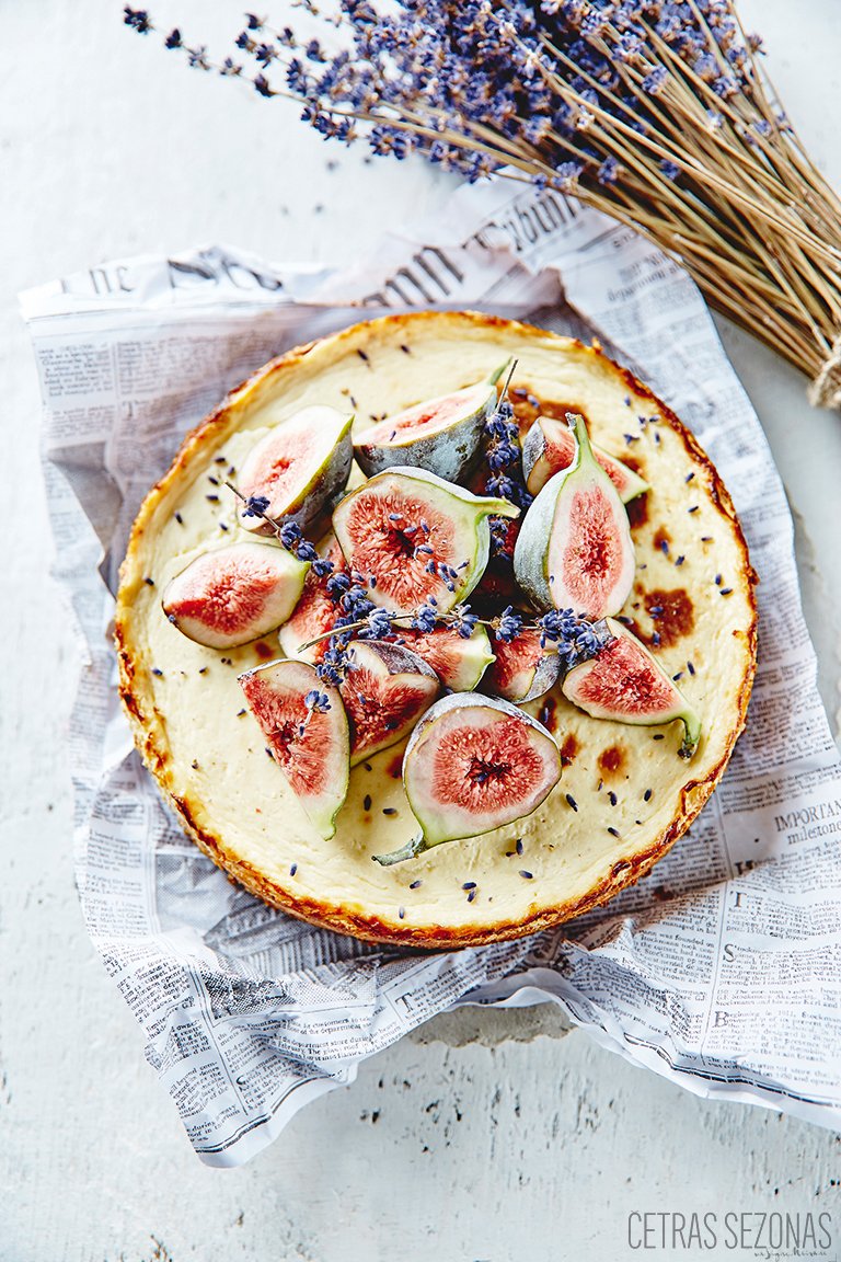 Lavanda klasiskajai siera kūkaiu piešķir gan burvīgu aromātu, gan neparastas garšas nianses.Lai garšīgas brīvdienas! cetrassezonas.lv/lv/receptes/ku…