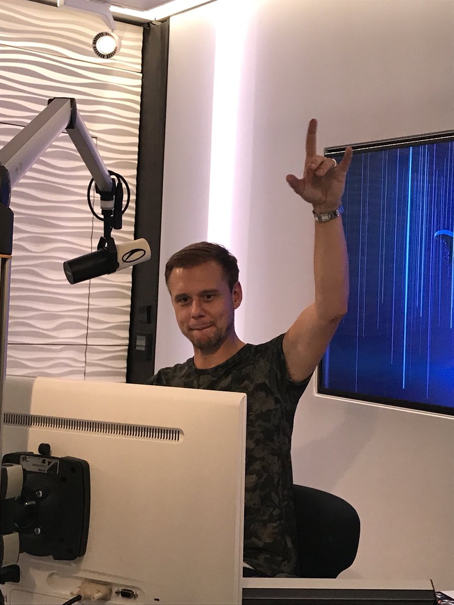 vicky_armirotto's tweet photo. A state off trance... armin van buuren ... you are amazing ... #fun https://t.co/WKseFuCcC0