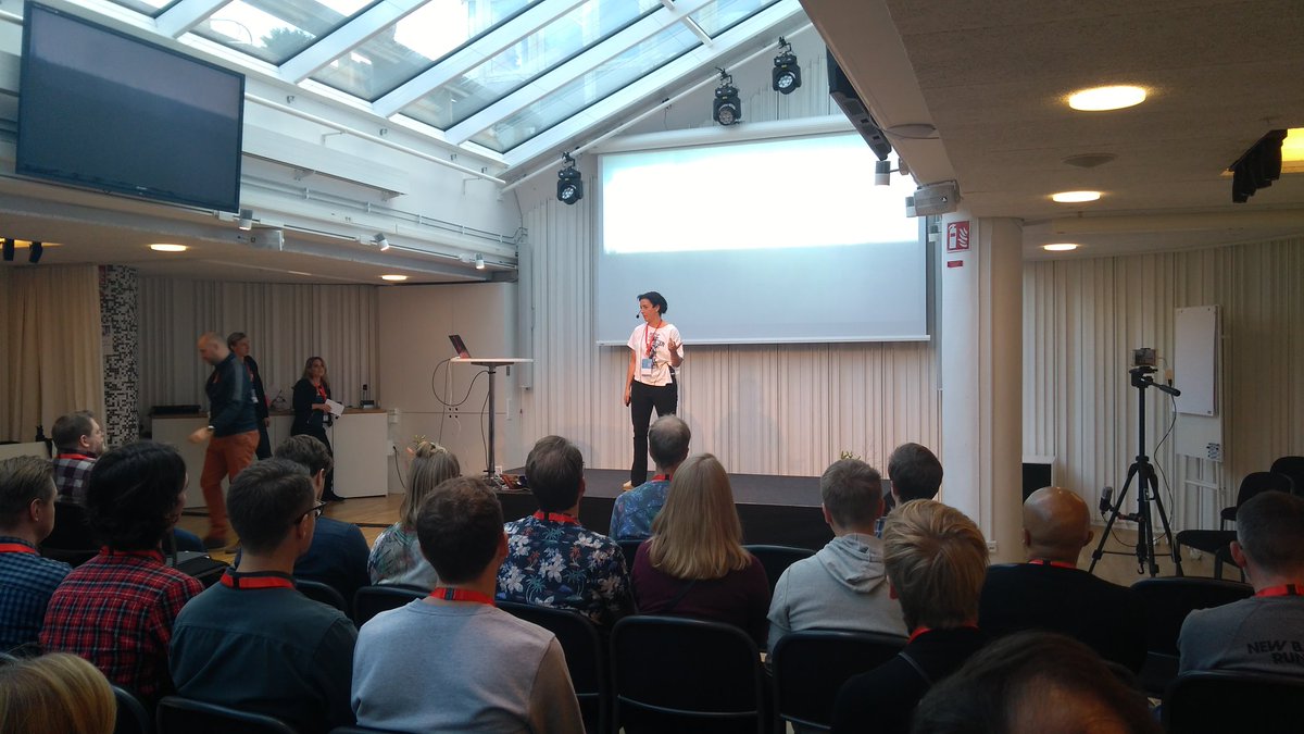 Anette Lovas på scen under #uxopen