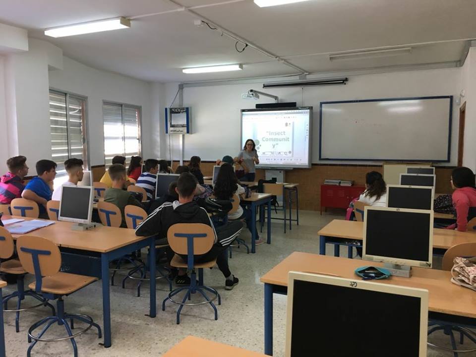 gdrguadalhorce's tweet photo. Esta mañana #insectcommunity ha estado en el IES Valle del Sol de #Álora donde hemos compartido con el alumnado  una mañana muy productiva que ha incluido taller formativo y visita a finca ecológica cercana al centro educativo. https://t.co/rI1JXetSyM