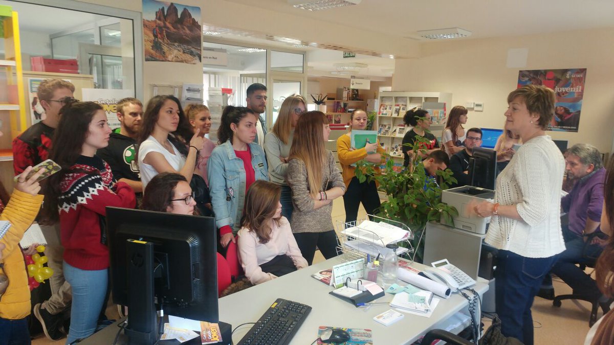 getafejoven's tweet photo. Visita de los alumnos del Curso de Animación Socio Cultural y Turismo del #IESAlarnes al #SIAJ #EspacioGetafeJoven https://t.co/iAq0yum3WG https://t.co/DgPg9d0hrf