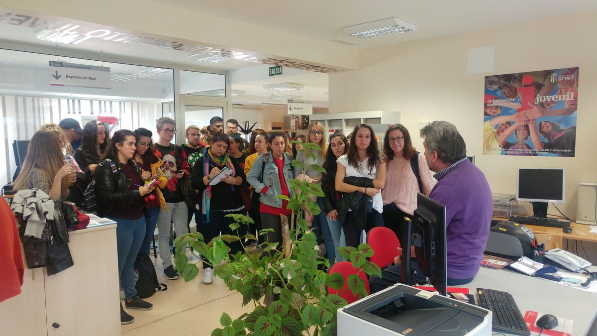 getafejoven's tweet photo. Visita de los alumnos del Curso de Animación Socio Cultural y Turismo del #IESAlarnes al #SIAJ #EspacioGetafeJoven https://t.co/iAq0yum3WG https://t.co/DgPg9d0hrf