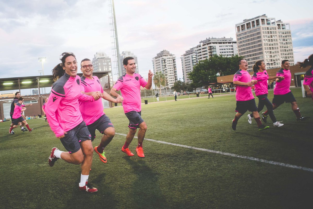 gutieerreez_5's tweet photo. Qué gran tarde pasamos ayer con todos vosotros!! No hay más verdad que vuestro lema #DibujandoSonrisas Yo repito!🙋 @LUDfundacion #LevanteEDI https://t.co/SrbgmxcP2w