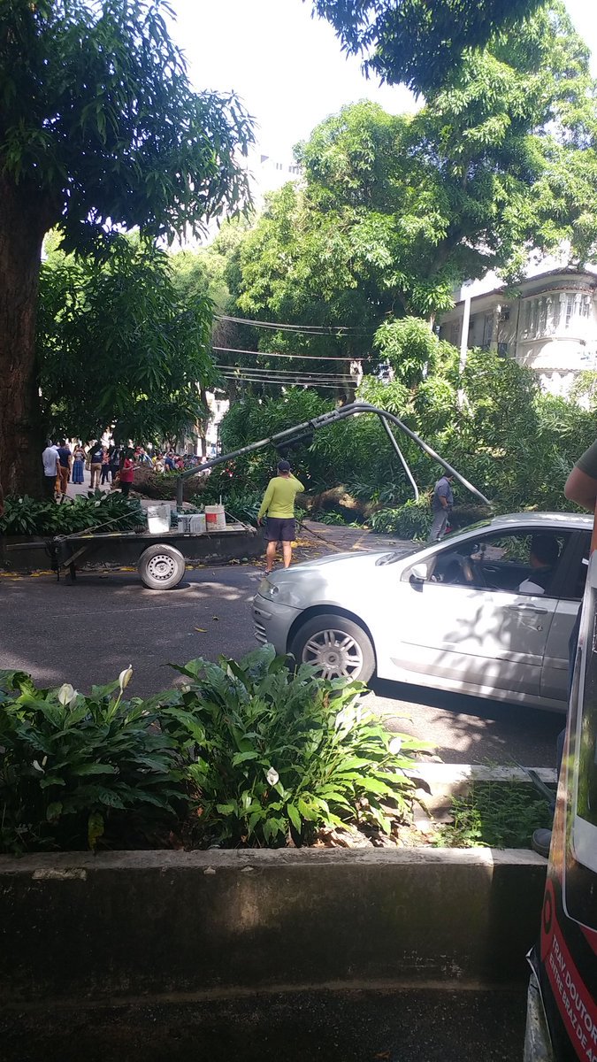 belemtransito's tweet image. URGENTE. MANGUEIRA DESABOU NA AV. BRAZ DE AGUIAR COM DR. MORAES.