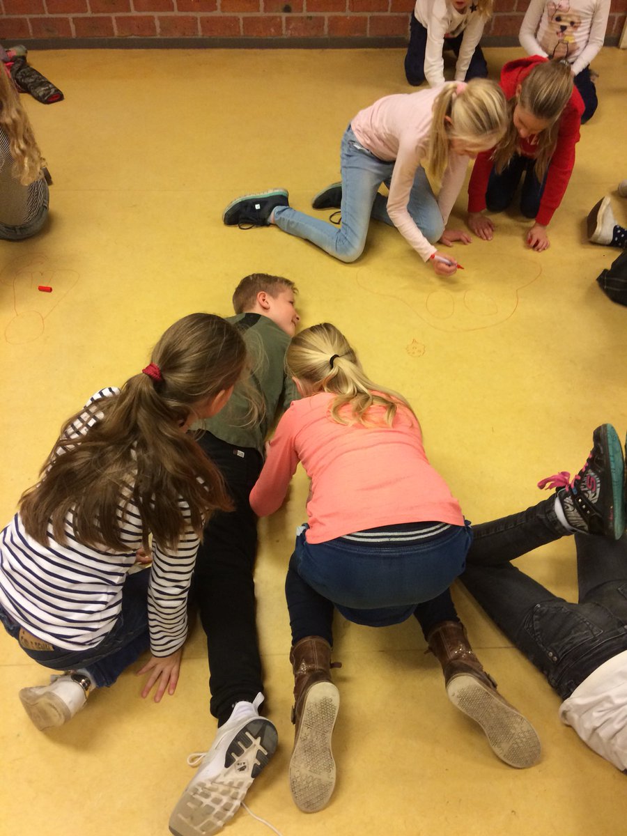bsWillibrordus's tweet photo. We krijgen in de herfstvakantie nieuwe vloeren, dus wat is er nou leuker dan op de vloeren tekenen! https://t.co/hZoY2oQfLS