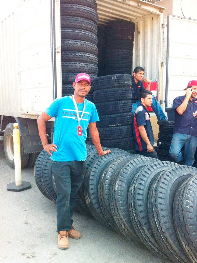 Transportistas del estado Vargas fueron beneficiados con venta de más de 2 mil cauchos.@MPPTve #TrabajaParaUstedes