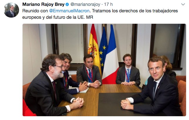 eljueves's tweet image. Ni el propio Rajoy puede evitar partirse la caja en la foto al tuitear que está tratando los derechos de los trabajadores.