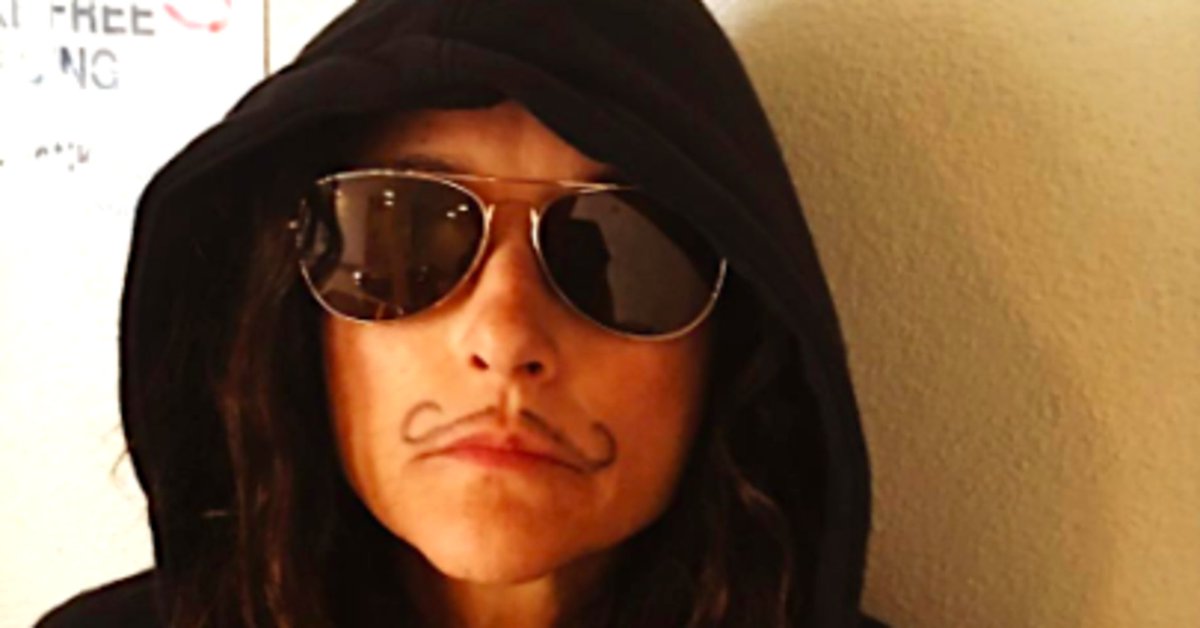 HuffPostEnt's tweet photo. Julia Louis-Dreyfus tackles chemo with humor, grit and katy perry https://t.co/sycPgFfKNR https://t.co/WQVcrCD7W3