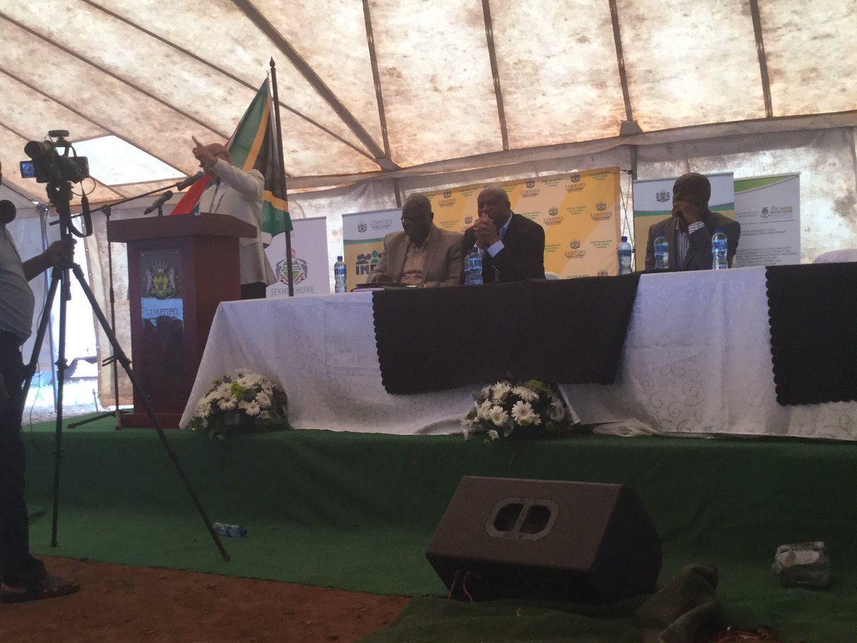 RoadsAgency's tweet photo. 3. #LimpopoGovernment@Work : The Hon Premier @ChupuMathabatha : RAL team is busy with planning and designs of road #D4140. https://t.co/sUzr8OATLp
