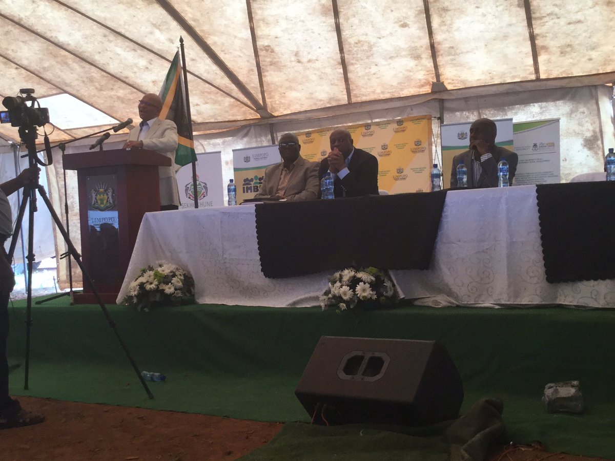 RoadsAgency's tweet photo. 3. #LimpopoGovernment@Work : The Hon Premier @ChupuMathabatha : RAL team is busy with planning and designs of road #D4140. https://t.co/sUzr8OATLp