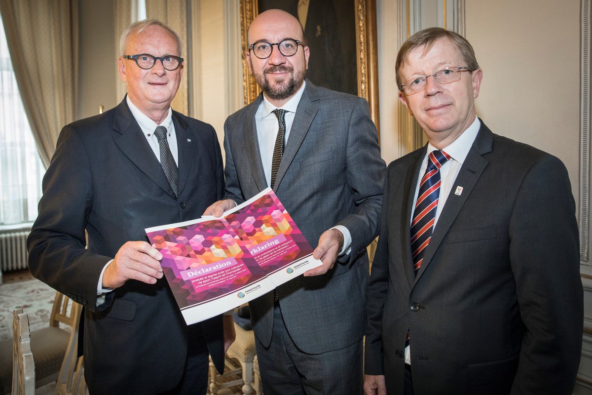 Panathlonwb's tweet photo. Le Premier Ministre reçoit le premier exemplaire de la #Déclaration "Le Sport, l'Esprit de l'Humanité". @CharlesMichel @ThierryZintz https://t.co/pyEz56aBfK