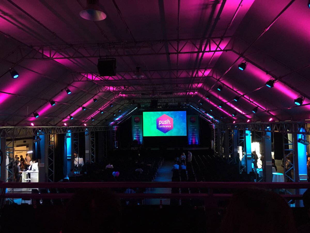 uxdaymannheim's tweet photo. Grüße aus München 👋🏻 @kuehlhaus und das #UXDAY-Team sind dieses Wochenende auf der @push_conf ! #UXDAY17 #UXDAY18 #uxday #push_conf #push17 https://t.co/yi0kUg7f59