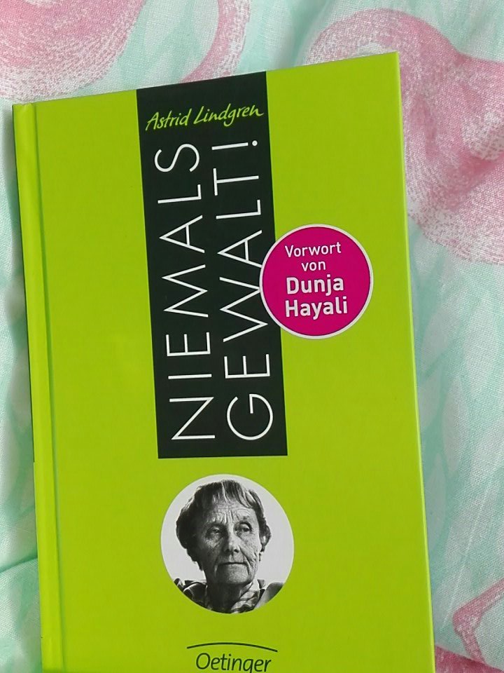 AnBeckmann's tweet image. Hallo, kann bitte jeder #NiemalsGewalt von Astrid #Lindgren (und Vorwort von @dunjahayali) #lesen? Danke! #wichtig