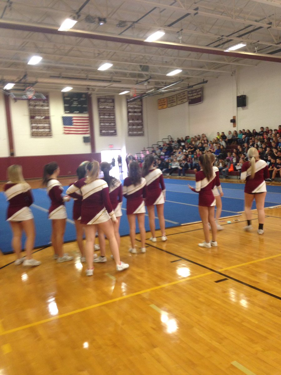 CoreyGendron1's tweet photo. @shrhshillcheer Thank you to the cheerleaders for welcoming our 8th graders #FallShowcase2017 https://t.co/lhktKXJ6GZ