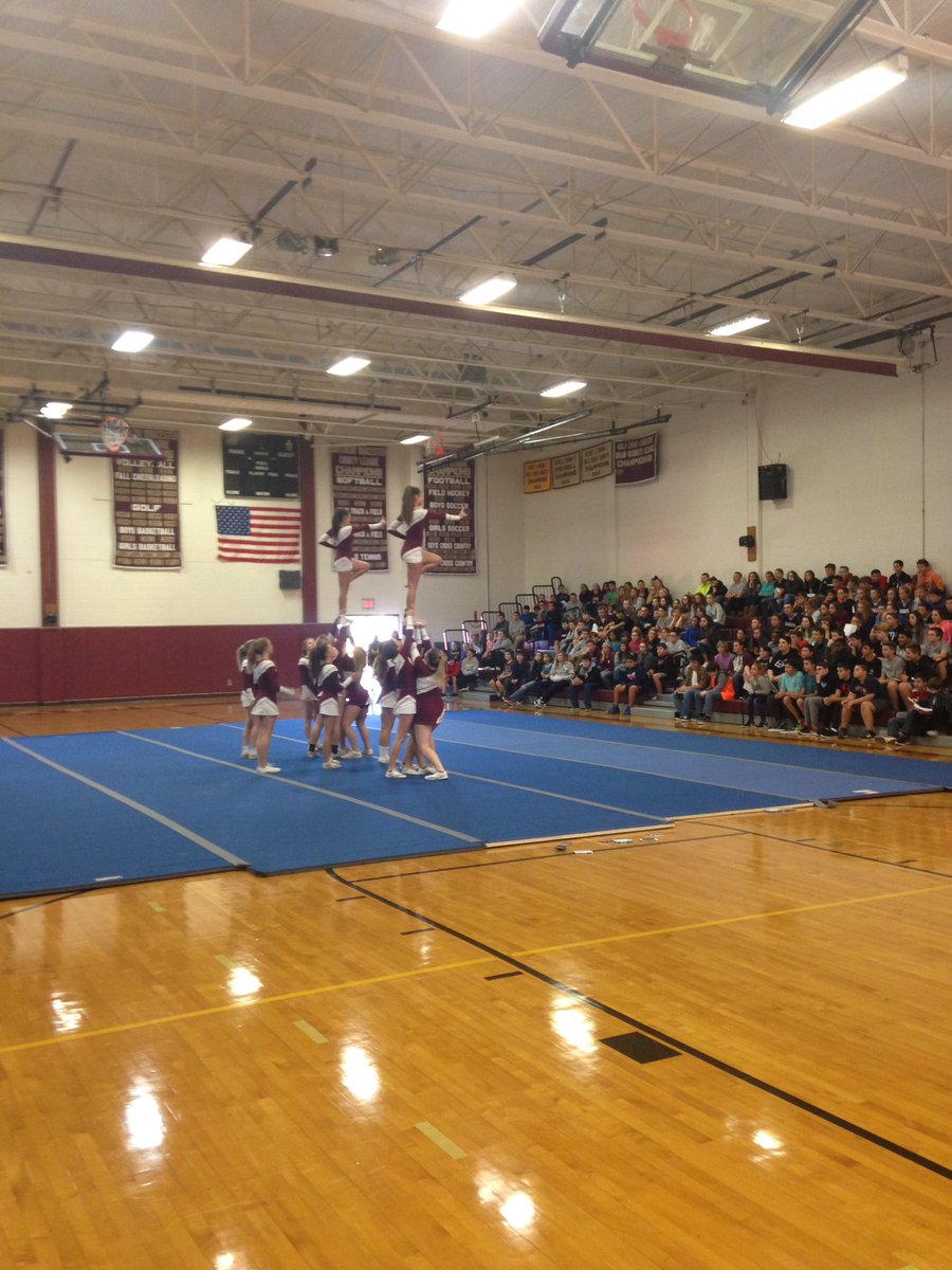 CoreyGendron1's tweet photo. @shrhshillcheer Thank you to the cheerleaders for welcoming our 8th graders #FallShowcase2017 https://t.co/lhktKXJ6GZ