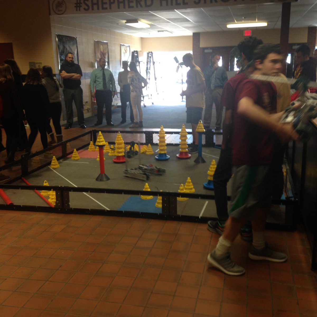 CoreyGendron1's tweet photo. @SHRHSrobotics Thank you for showing the 8th graders you robots! #FallShowcase2017 https://t.co/a3ugcP9Mng