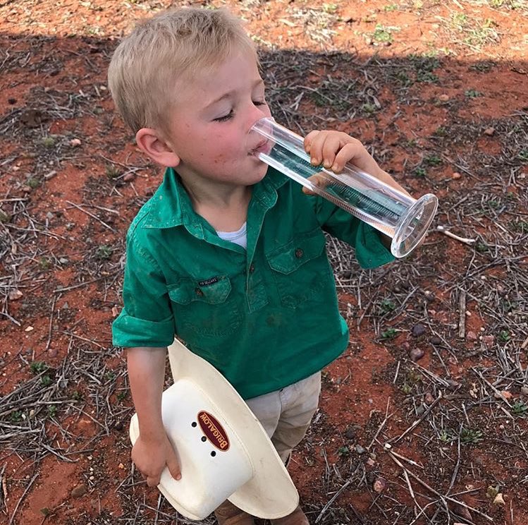GeorgeFarmerAU's tweet photo. There’s no sweeter taste than rain when the ground is parched 👌🏻😀
📸 Cassie from Braemar Station, NSW #agchatoz #ausag #australia #9ml https://t.co/BAWoVdpX0m