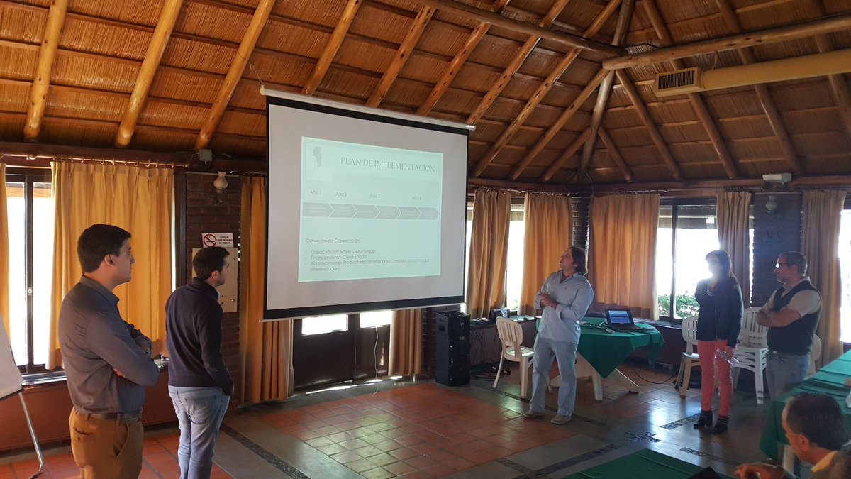 seba_senesi's tweet photo. Segundo grupo presentando Caso  Food Supply Chain #casecompetiton @BayerConoSur @AgronegociosUBA @hbagliero @jbaldunciel @23essex @AgrotvOK https://t.co/r05hbpleii
