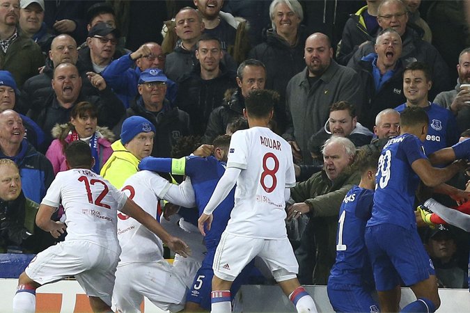 toisports's tweet photo. #EuropaLeague #EVELYO 

@Everton ban fan who attacked Lyon player while holding child 

Details: https://t.co/aIaQNNUjfe https://t.co/GVoYMVm1ko