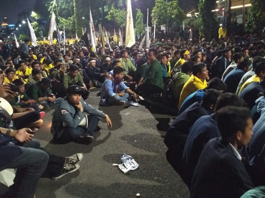 FSPMI_KSPI's tweet photo. #SidangRakyat Buruh dan Mahasiswa memutuskan #3thJokowiJK  Gagal. @BEMUNJ_OFFICIAL @bem_indonesia @DPR_RI @InfoMPRRI @KspiCitu @setkabgoid https://t.co/w9URLqu35Y