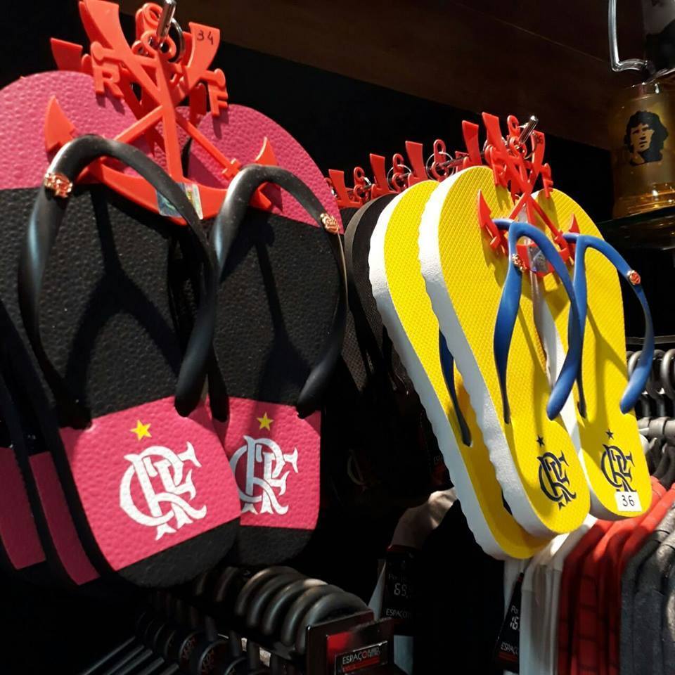 O chinelo do Mengão não pode faltar na sua coleção. Compre: bit.ly/2yKvQ9H  #IssoaquiéFlamengo #NacaoRubroNegra #Fla