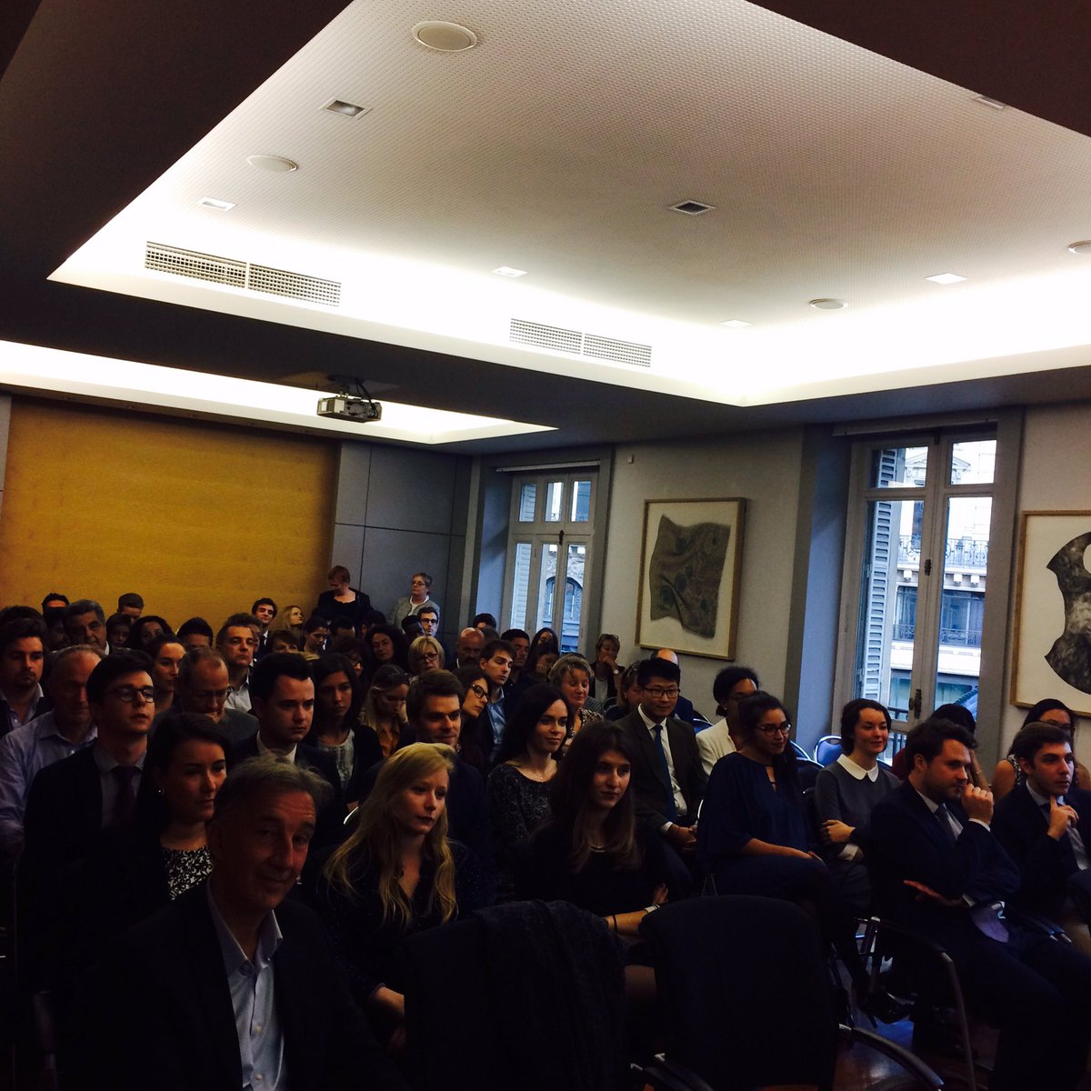 Remise de diplômes : #IsabelledeSilva recevait mercredi soir la promotion 2016-17 du master #droit et #concurrence de <a href="/UVSQFacDSP/">Fac de droit UVSQ</a>