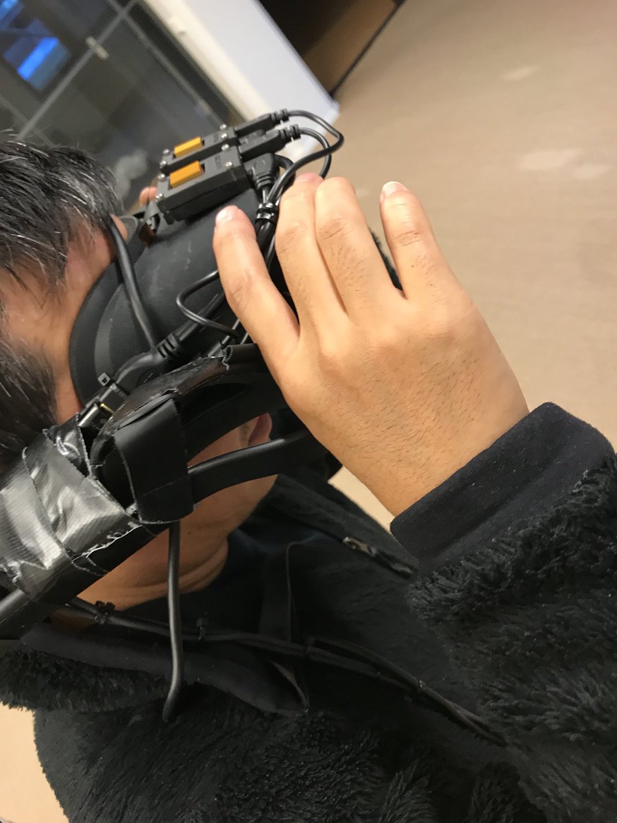 GOROman's tweet photo. フィンランドのVarjoさんで超高解像度VR HMDデモ体験！！！スクリーンドアエフェクトが全くない！解像度とかそういうレベルじゃないぞw iPhoneのRetinaなVRと言っても過言じゃない。文字が全部読める。

 #エストニア探索記 https://t.co/axeyZAelbo