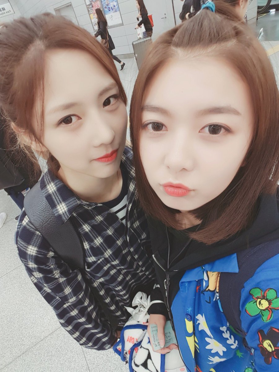 hf_dreamcatcher's tweet photo. [#다미] 우연히 닭볶음탕 먹방을 봤는데 너무 먹고싶어졌어요ㅠㅠㅜ 저희 엄마가 닭볶음탕 잘 하시는데!!캬캬 여러분들 닭볶음탕 좋아하세요.(질문 아니에여 권유ㅋㅋㅋ) 그리고 사진은 유현이와 같이 찍은 사진 올리고가여~
#드림캐쳐 #dreamcatcher https://t.co/uLMiDPJsXb
