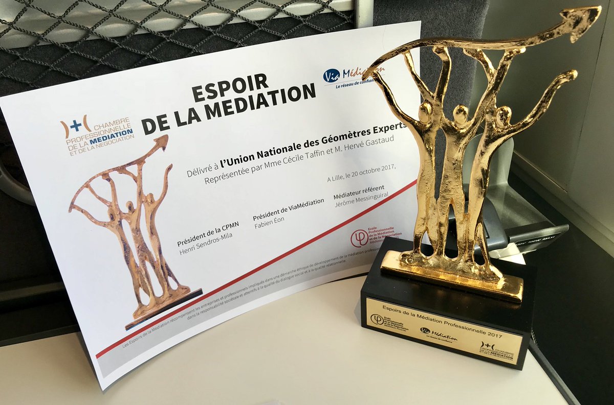 UNGE_officiel's tweet photo. L'#UNGE fier d’avoir reçue le prix de l’espoir de la médiation professionnelle 2017 @SymMedPro @edlmp. Merci pour cette distinction. https://t.co/vX9aPWcomP