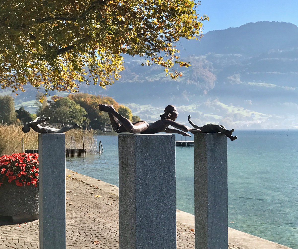 DenizMontreal's tweet photo. #Luzernsee kıyısında #merlischachen parkı. "Swimmers" heykel çalışmaları. #schwyz #ArtfulAutumn  #sculpturebythesea https://t.co/377dpsxn3v