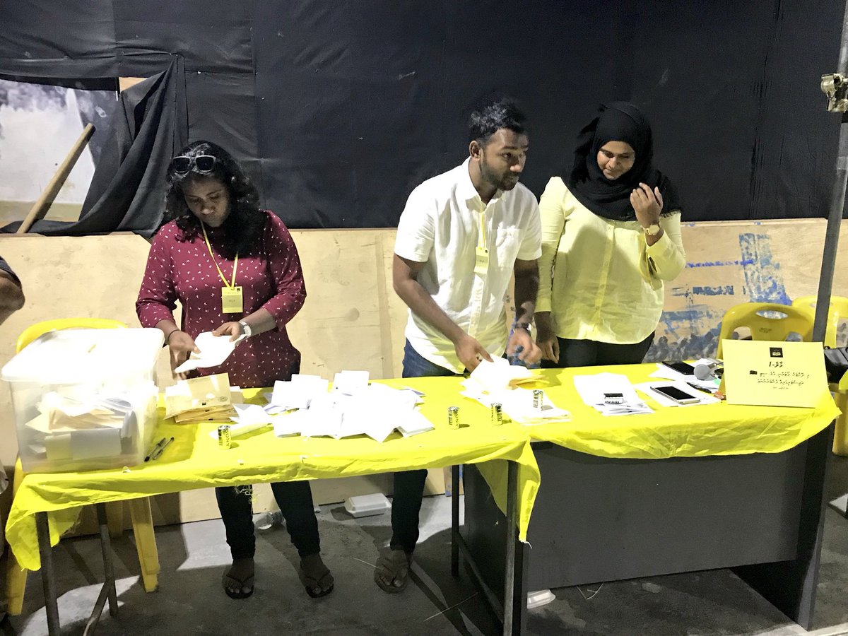 Simwarr's tweet photo. MDP ge Chairperson ge Naibu Idhaaree adhi Maalee ge Inthikhaabuge vote gunan fashaifi 

#MDPDCPElection https://t.co/mt89hSCmbU