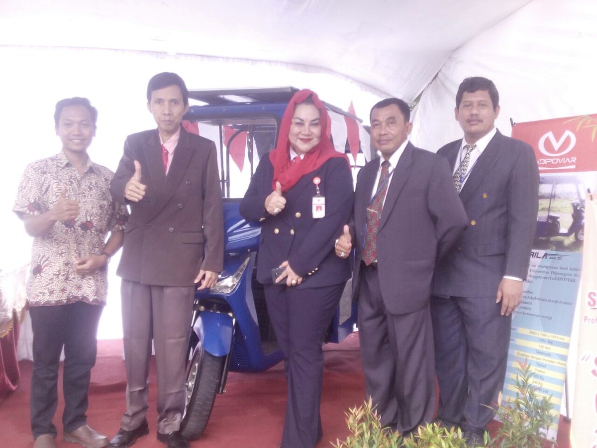 MasIndartono's tweet photo. Ibu Wakil walikota smg foto bersama tim dan mobil listrik tenaga surya sekolah vokasi undip. https://t.co/h8XnNM7R5K